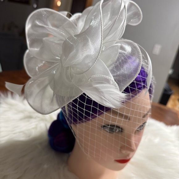 New, White Floral Fascinator with Veil - Picture 3 of 6